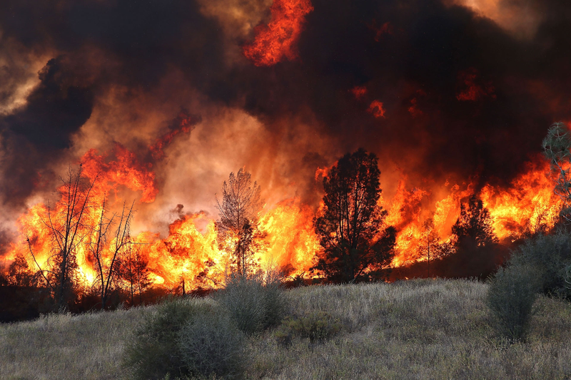 Illustration for article titled California Burning: Dramatic Photos Of Firefighters In Action